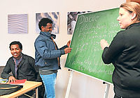 Wollen mit der Gesellschaft in Dialog treten: Eritreische Asylbewerber im Sprachunterricht bei Meike Lacha. Foto: Franck