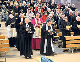 Bereiten das Taufgedächtnis für die rund 400 Besucher vor: Die Geistlichen während des Gottesdienstes im Dom. Foto: Landry