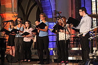 Popularmusik aus Pirmasens: Der Jugendchor Unisono auf der Bühne in der Landauer Stiftskirche. Foto: VAN