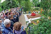 Ist seit der Beerdigung Helmut Kohls gut besucht: Die Grabstätte auf dem Friedhof des Speyerer Domkapitels. Foto: Landry