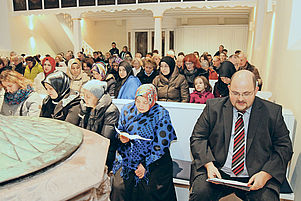 Hat in die St.-Peters-Kirche nach Sausenheim eingeladen: Gemeindepfarrer Christopher Markutzik (rechts). Foto: Benndorf