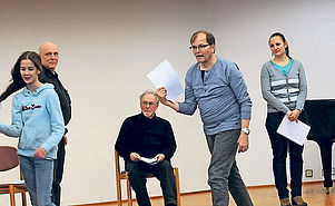 Wiederholung muss sein: Hans Dreyer (Zweiter von rechts) gibt seinem Schauspielensemble genaue Regieanweisungen. Foto: Franck