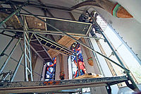 Beim Einbau in der Margarethenkirche: Einige Fensterelemente hat Glasgestalter Eduard Angeli bereits eingepasst. Foto: M. Hoffmann
