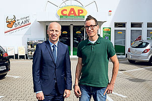 Das Diakoniewerk Zoar hat 750 000 Euro ins Geschäft gesteckt (von links): Thorsten Walter und Marktleiter René Happe. Foto: Sayer