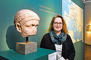 Toleranter Imperator: Kuratorin Melanie Herget vor dem Porträtkopf eines Römerkaisers. Er stellt wohl Valentinian dar. Foto: Landry