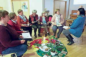 Zum Teil seit Jahrzehnten dabei: Etwa 20 Frauen sind im evangelischen Gemeindehaus Winnweiler zusammengekommen. Foto: Jung