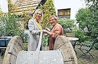 In Kaiserslautern unerwünscht: Mechthild Werner (links) und Silvia Mielke mit einem Bibelband auf einer Kabeltrommel. Foto: Iversen