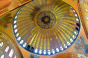 Umschreibt das Göttliche: Lichtvers aus Sure 24 in der Kuppel der Moschee.	Foto: Pohlit