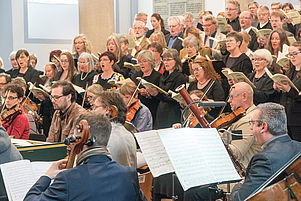 In der Kuseler Stadtkirche zum Landeskirchenmusiktag vereint: Sänger aus der ganzen Pfalz und Orchestermusiker. Foto: M. Hoffmann