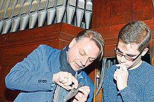 Interessiert an historischen Orgeln: Michael Kaufmann (links) mit Organist Andreas Haßlocher in der Kirche Maikammer. Foto: LM