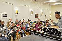 Feiern nächstes Jahr 20-jähriges Bestehen: Das „Ensemble 98“ bei der Probe mit Chorleiter Alexander Burda. Foto: Pohlit
