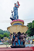Knechtschaft: Eine Statue stellt die Indonesier als Befreier der Papuas dar.