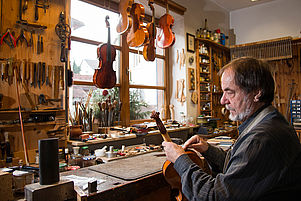 „Himmel“ voller Geigen: Ernst Kaeshammer in seiner Werkstatt in Fußgönheim. Rund 15 000 Euro kostet ein Instrument. Fotos: Kunz