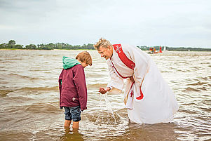 Die Taufe: Realsymbol für das Ankommen Gottes im Leben des Menschen. Foto: epd