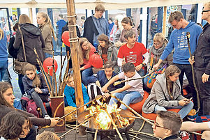 Stockbrot braten war nur eine von vielen Aktivitäten beim Jugendfestival „Freiträume“ in Kaiserslautern. Fotos: view
