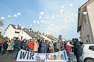 Zeichen gegen Fremdenhass: Teilnehmer des Bündnisses „Wir sind Kandel“ lassen weiße Ballons in den Himmel steigen. Foto: Iversen