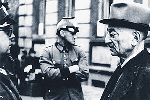 Ein alter jüdischer Mann wird in Ludwigshafen am 22. Oktober 1940 von Polizisten zum Abtransport nach Gurs gebracht. Foto: Stadtarchiv Ludwigshafen