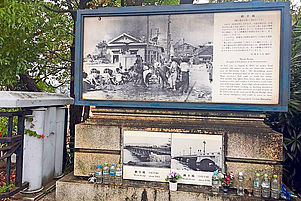 Auf der Miyuki-Brücke in Hiroshima stellen heute noch Menschen Wasserflaschen in Gedenken an die Opfer auf. Das große Foto dahinter ist eines von nur fünf Bildern, die Kriegsberichterstatter Yoshito Matsuhige an diesem Tag machen konnte. Foto: Boromandi