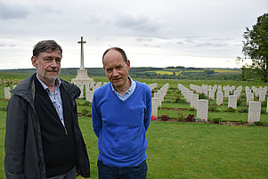 Soldatengräber in Thiepval: Martin Henninger (links) und David Pickering beim Besuch der wichtigsten britischen Gedenkstätte in Frankreich. Foto: pv