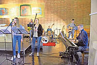 Premiere als Band in der Ludwigshafener Lukaskirche (von links): Fiona Salisch, Andrea Salisch, Alina Sprau, Lukas Bork, Angelo Alongi und Jan Szopinski. Foto: Kunz