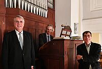 Wort, Ton und Information an der renovierungsbedürftigen Steinmeyer-Orgel in Maikammer (von links): Christian Schad, Simon Reichert und Jochen Keinath. Foto: LM