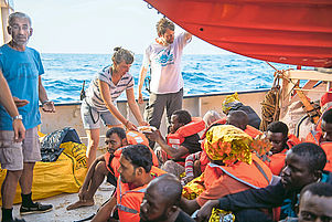 Im Oktober 2016 vor der libyschen Küste: Mitarbeiter des Rettungsschiffs Sea-Watch II versorgen gerettete Flüchtlinge. Foto: epd 