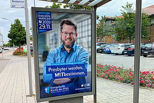Kirchenwahlen 2020: In Kaiserslautern erinnern im September „Citylights“, beleuchtete Werbetafeln, daran, dass man sich noch bis Anfang Oktober für eine Kandidatur entscheiden kann. Foto: LK