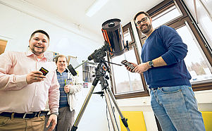 Wollen, dass Sterne auch künftig gut zu sehen sind (von links): Die Hobbyastronomen Marcel Schäfer, Christian Anders und Christian Mücksch. Foto: view