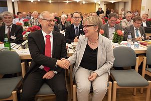 Knapp: Dorothee Wüst gewinnt die Oberkirchenratswahl mit einer Stimme Vorsprung vor Claus Müller. Foto: view