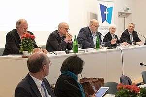Auf dem Podium (von links): Michael Beintker, Horst Gorski, Reinhard Mawick, Irmgard Schwaetzer und Christian Schad. Foto: view