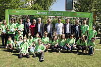 Engagiert in der Pfalz: Nationalspieler Jonas Hector (im weißen T-Shirt) mit Vertretern des Diakoniezentrums und Jugendlichen. Foto: pv