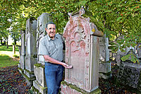Kümmert sich um den Erhalt des Friedhofs: Ruhestandspfarrer Ralf Piepenbrink. Foto: VAN