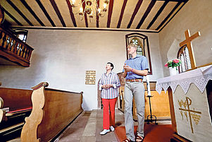 Kritischer Blick an die marode Decke der Klingener Kirche: Roswitha Chéret und Pfarrer Viktor Damerow. Foto: Iversen
