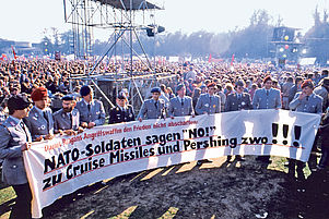 Keine Raketen aus Ost und West: Auch Bundeswehrsoldaten demonstrierten 1983 beim bundesweiten Aktionstag in Bonn. Foto: epd