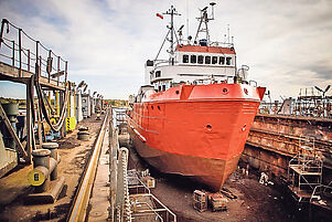 Liegt noch im Rostocker Hafen: Die „Sea-Eye 4“ soll für ihre Rettungseinsätze im Mittelmeer ausgerüstet werden. Foto: epd