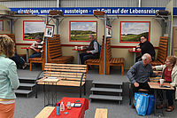 Laden zur Pause ein: Zugabteile auf dem Maimarkt-Messestand der evangelischen Kirchen in Ludwigshafen und Mannheim. Foto: Kunz