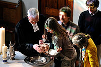 Klassische Taufe: Pfarrer Thomas Kiefer in der Pauluskirche Ludwigshafen. Foto: pv