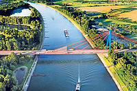 Heute fließt der Rhein, wie hier bei Speyer unter der Autobahn 61, im festen Bett und ist eine der verkehrsreichsten Binnenwasserstraßen der Welt. Foto: Landry