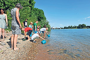 Taufwasser aus dem großen Strom: Teilnehmer der Ferienspielaktion besorgen das Wasser für die Taufen auf der Parkinsel. Foto: Kunz