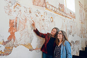 Haben vier Jahre lang die Kalkseccomalereien restauriert: Die Expertinnen Kristina Brakebusch (links) und Karen Keller. Foto: LM