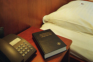 Liegt in Hotelzimmern zunehmend seltener aus: Die Bibel, hier ein Exemplar des Gideonbunds Deutschland. Foto: epd