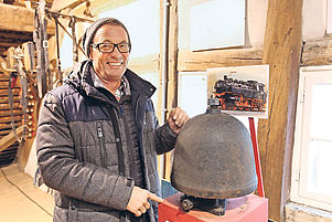 Eines der Lieblingsstücke von Dieter Rühling im Glockenmuseum: Die Glocke einer längst verschrotteten Dampflokomotive. Foto: VAN