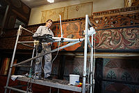 Beim Auffrischen der Malereien auf der Holzempore in der Kirche in Höningen: Restauratorin Christiane Böke. Foto: Schifferstein