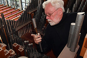 Ist besorgt darüber, dass der Orgelschimmel in den vergangenen 20 Jahren deutlich zugenommen hat: Orgelbausachverständiger Gero Kaleschke in der Martin-Luther-Kirche in Neustadt. Foto: LM