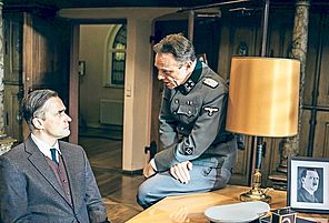 Grausamer Druck: Jochen Klepper (Christoph Kaiser, links) trifft Adolf Eichmann (Dirk Waanders) in seinem Büro. Foto: Herbsthundfilme