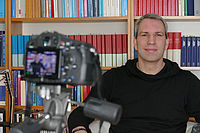 Kamera läuft: Für den Youtube-Kanal wird Wolfram Kerners Pfarrbüro in Fußgönheim kurzzeitig zum Filmstudio. Foto: pv