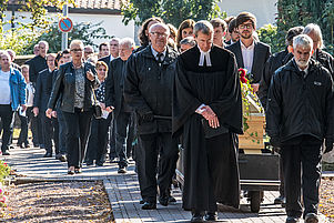 Abschied von einem, der großes Vertrauen und Wertschätzung genoss: Pfarrer Tilo Brach geht der Trauergemeinde voran. Foto: Dell