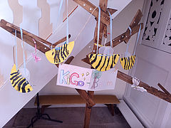 Sára, Merit und Lillemor haben im Kindergottesdienst in Dreisen Bienen aus alten Papptellern gebastelt.