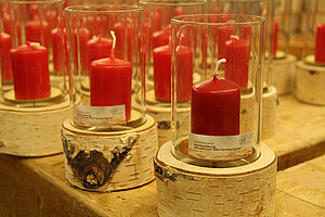 Die Kerzen fürs Bundespräsidialamt stehen in Kerzenständern aus regionalem Birkenholz. Foto: CJD Homburg