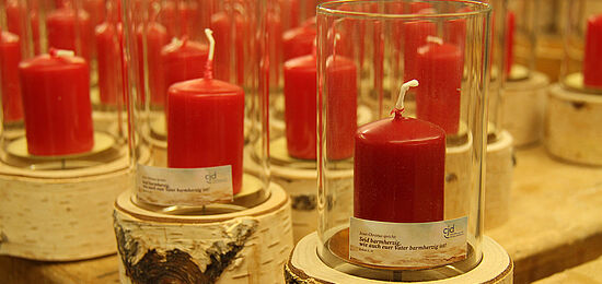 Die Kerzen fürs Bundespräsidialamt stehen in Kerzenständern aus regionalem Birkenholz. Foto: CJD Homburg